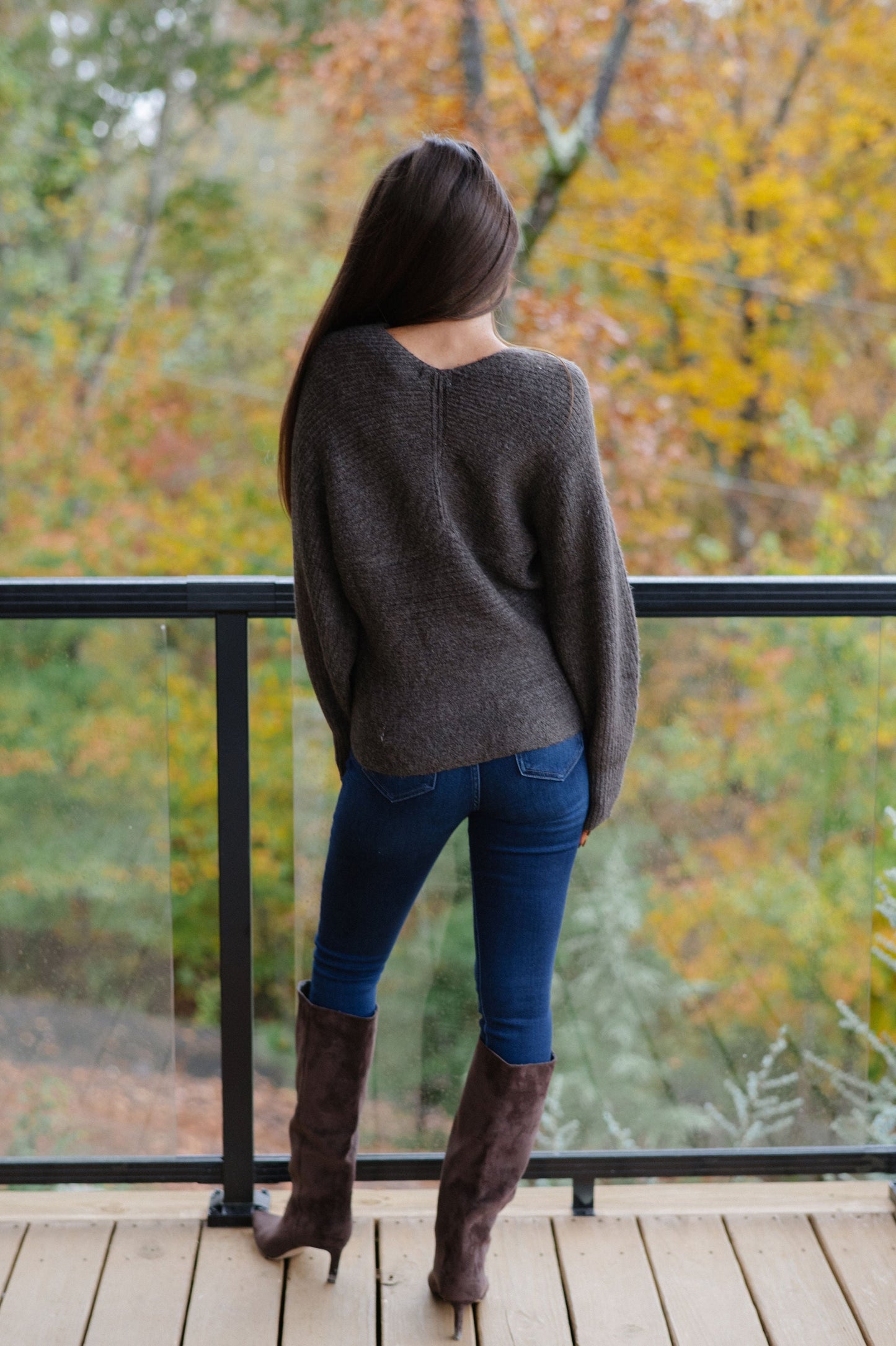 Gerippter Pullover mit Crossover-Ausschnitt – Aschbraun