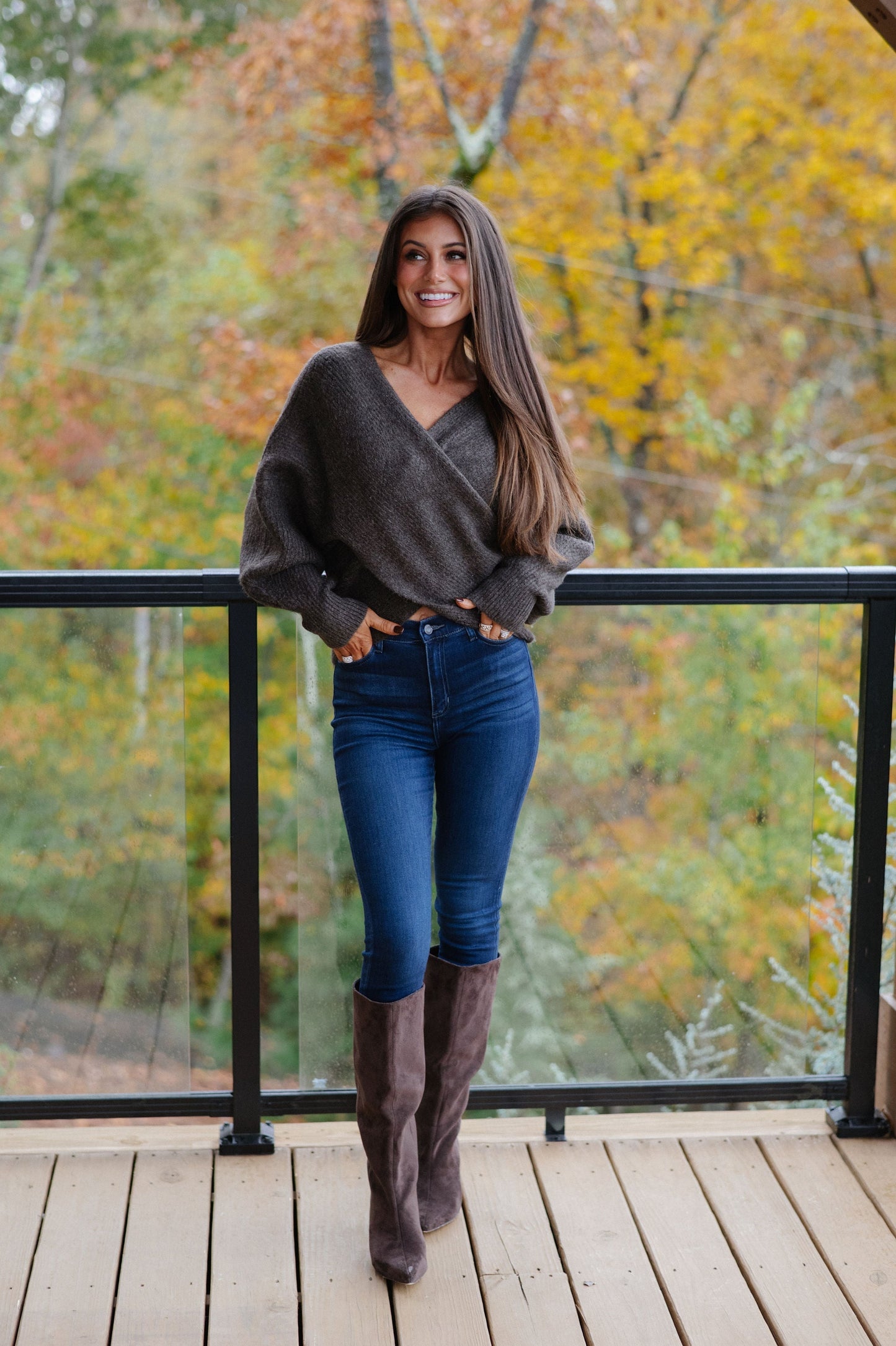 Gerippter Pullover mit Crossover-Ausschnitt – Aschbraun