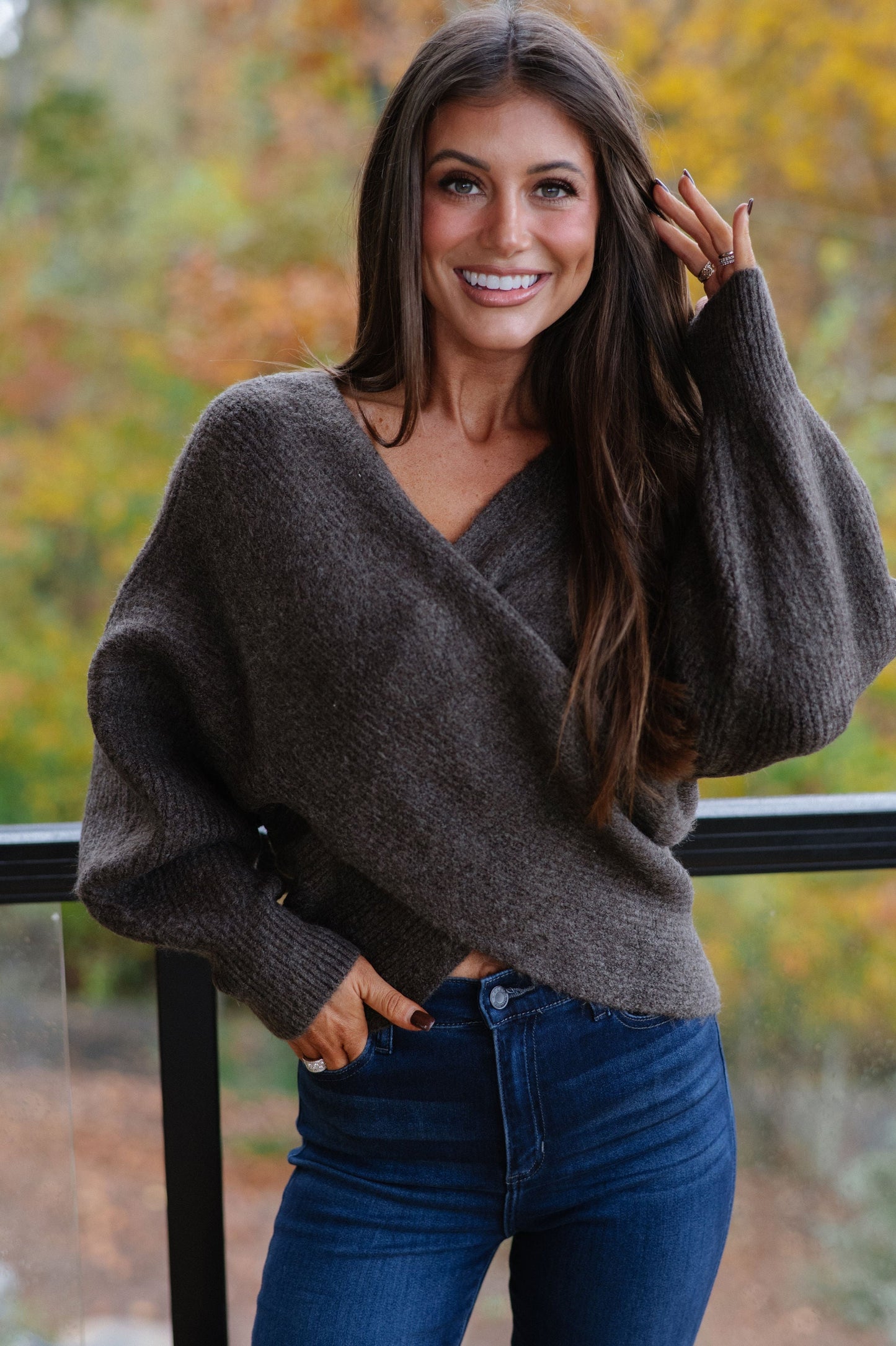 Gerippter Pullover mit Crossover-Ausschnitt – Aschbraun
