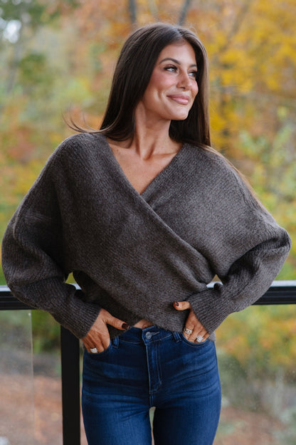 Gerippter Pullover mit Crossover-Ausschnitt – Aschbraun