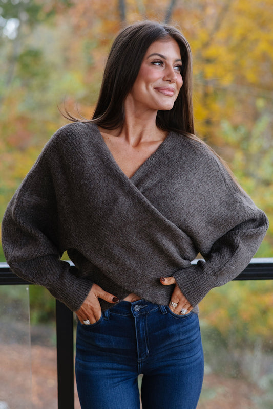 Gerippter Pullover mit Crossover-Ausschnitt – Aschbraun