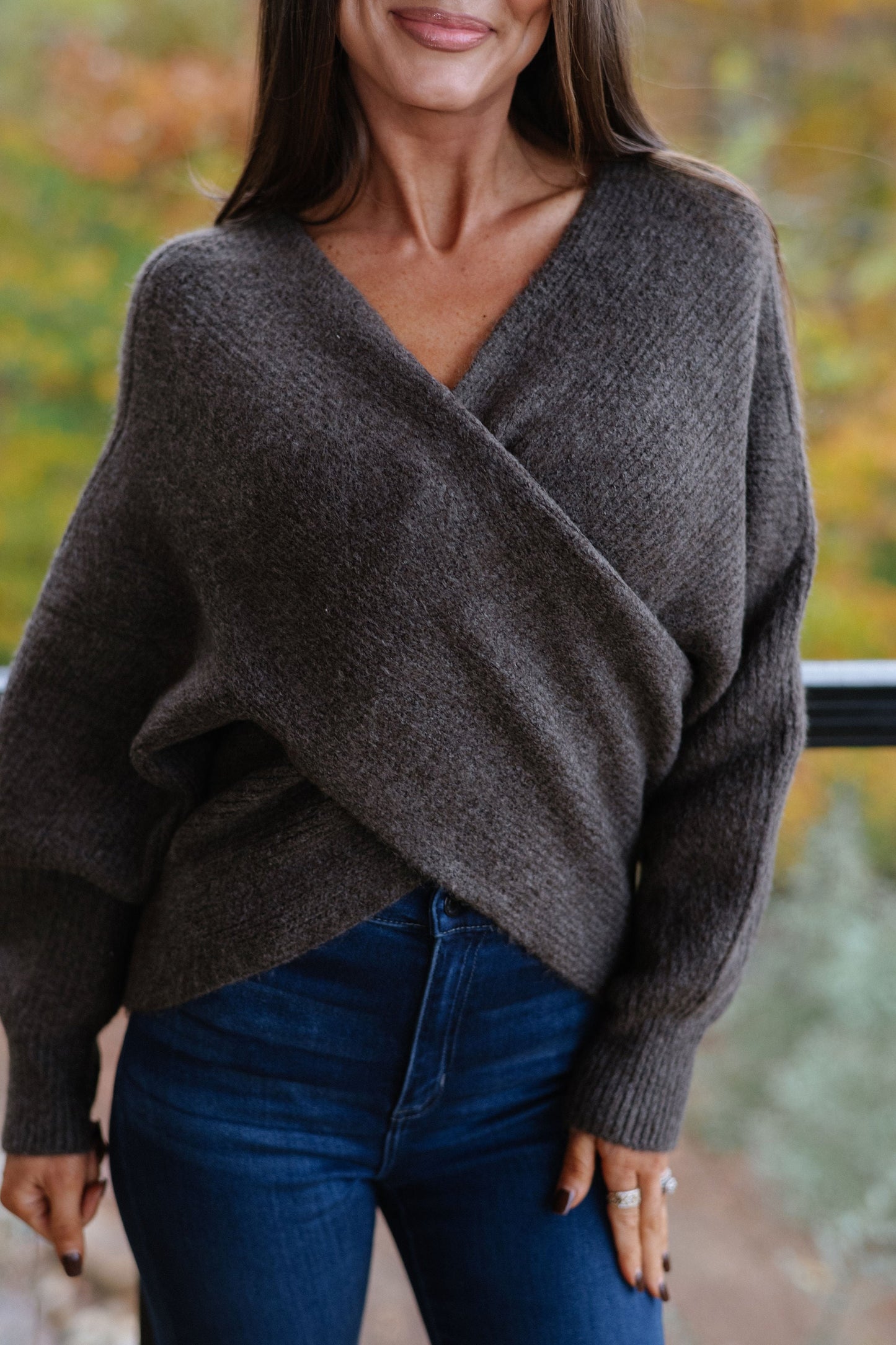 Gerippter Pullover mit Crossover-Ausschnitt – Aschbraun