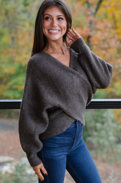 Gerippter Pullover mit Crossover-Ausschnitt – Aschbraun