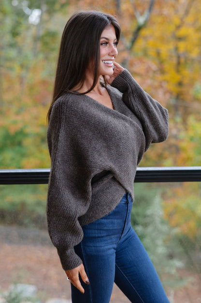 Gerippter Pullover mit Crossover-Ausschnitt – Aschbraun