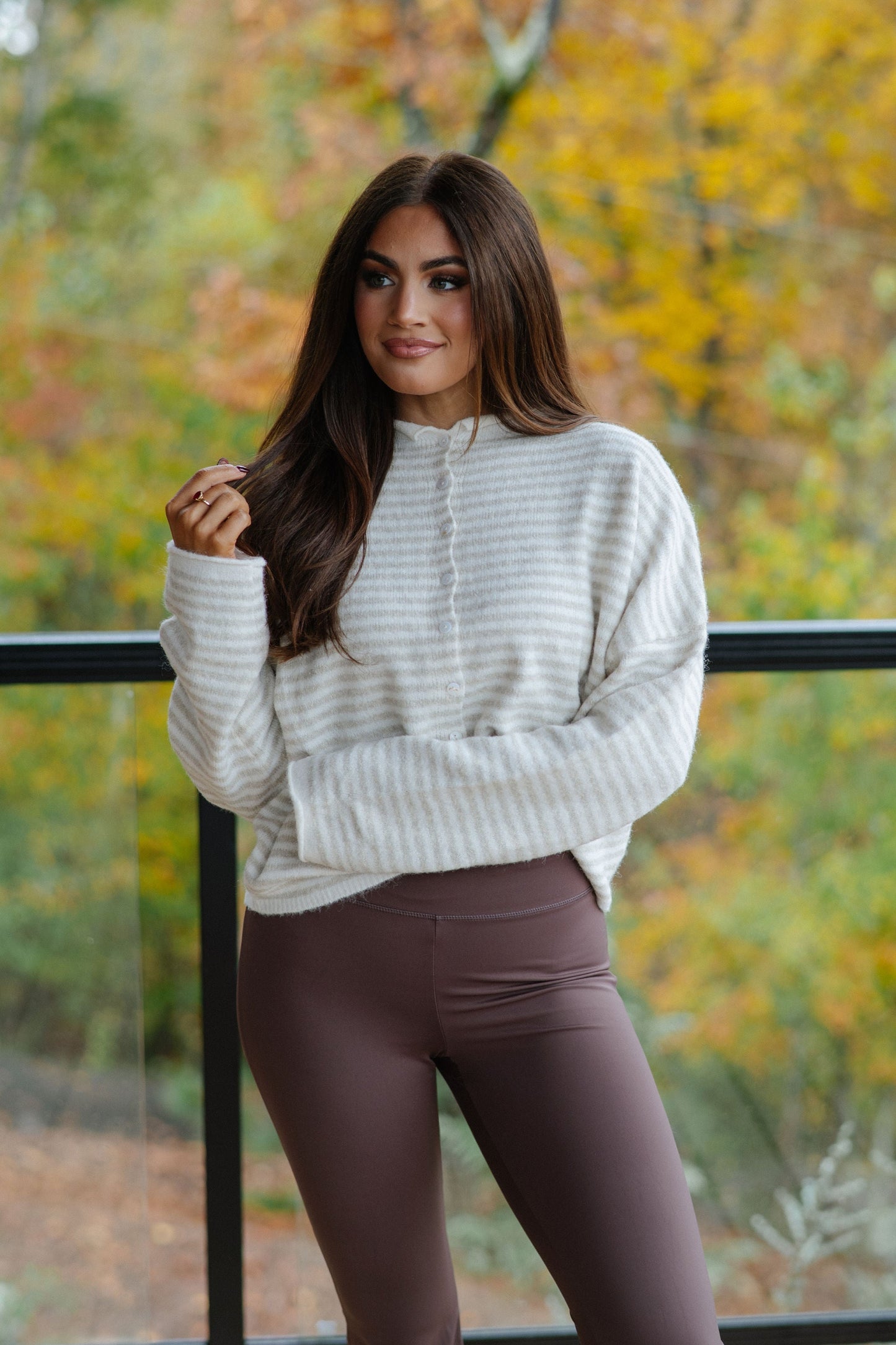 Kurzer gestreifter Cardigan – Creme