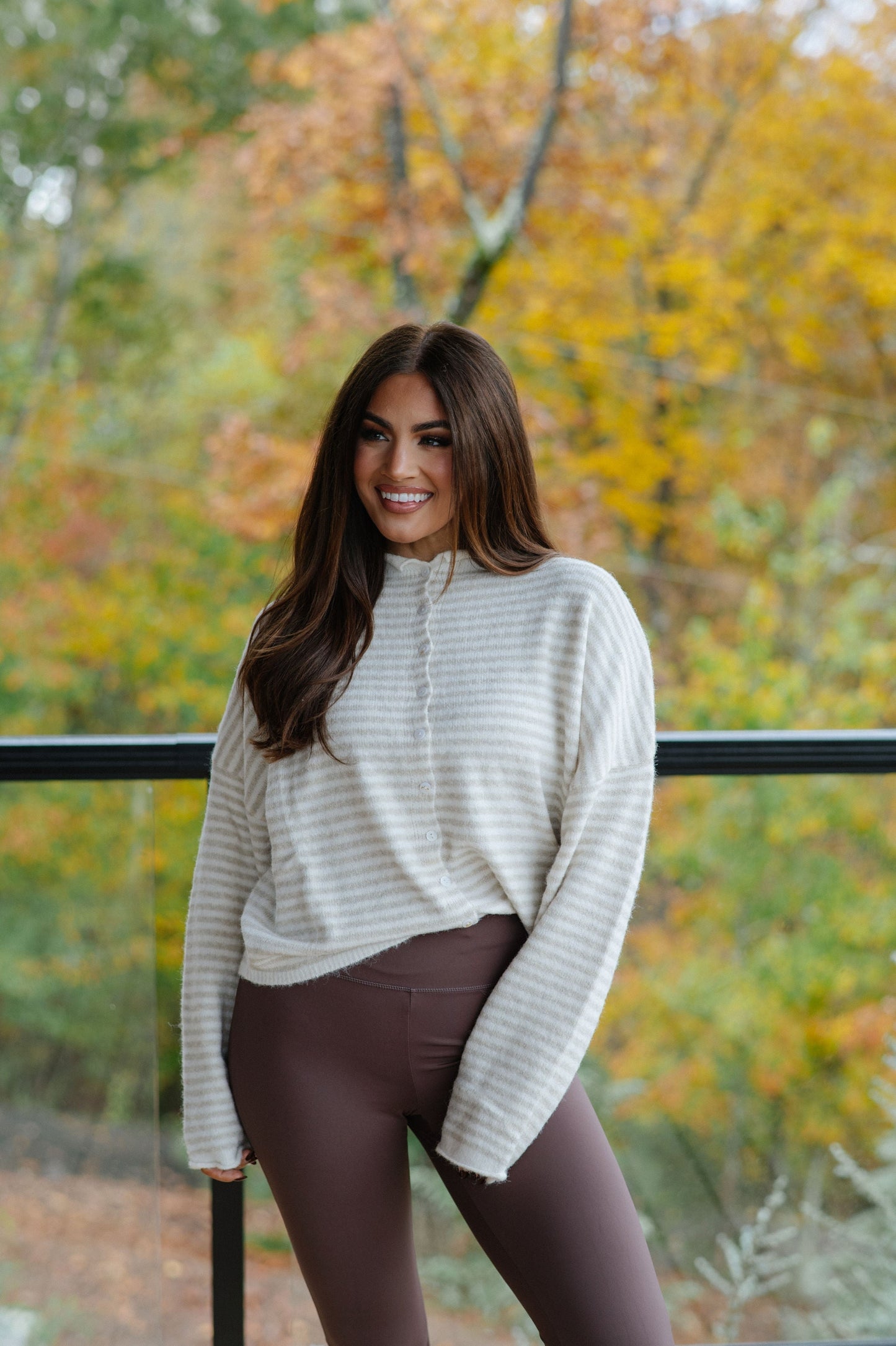 Kurzer gestreifter Cardigan – Creme
