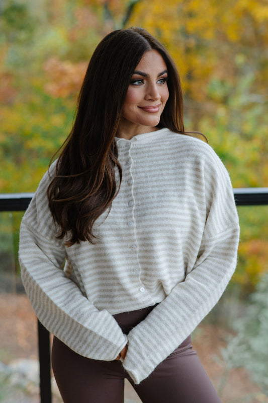 Kurzer gestreifter Cardigan – Creme