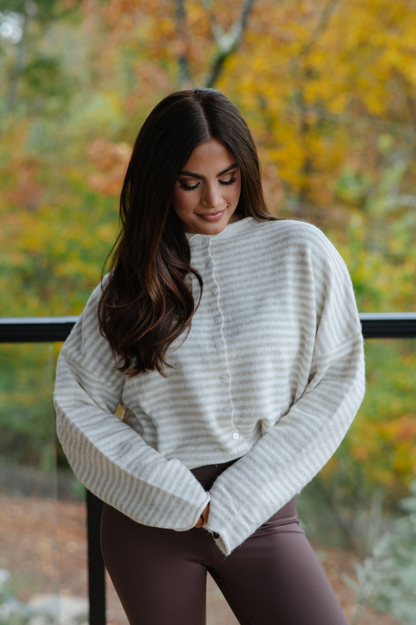 Kurzer gestreifter Cardigan – Creme