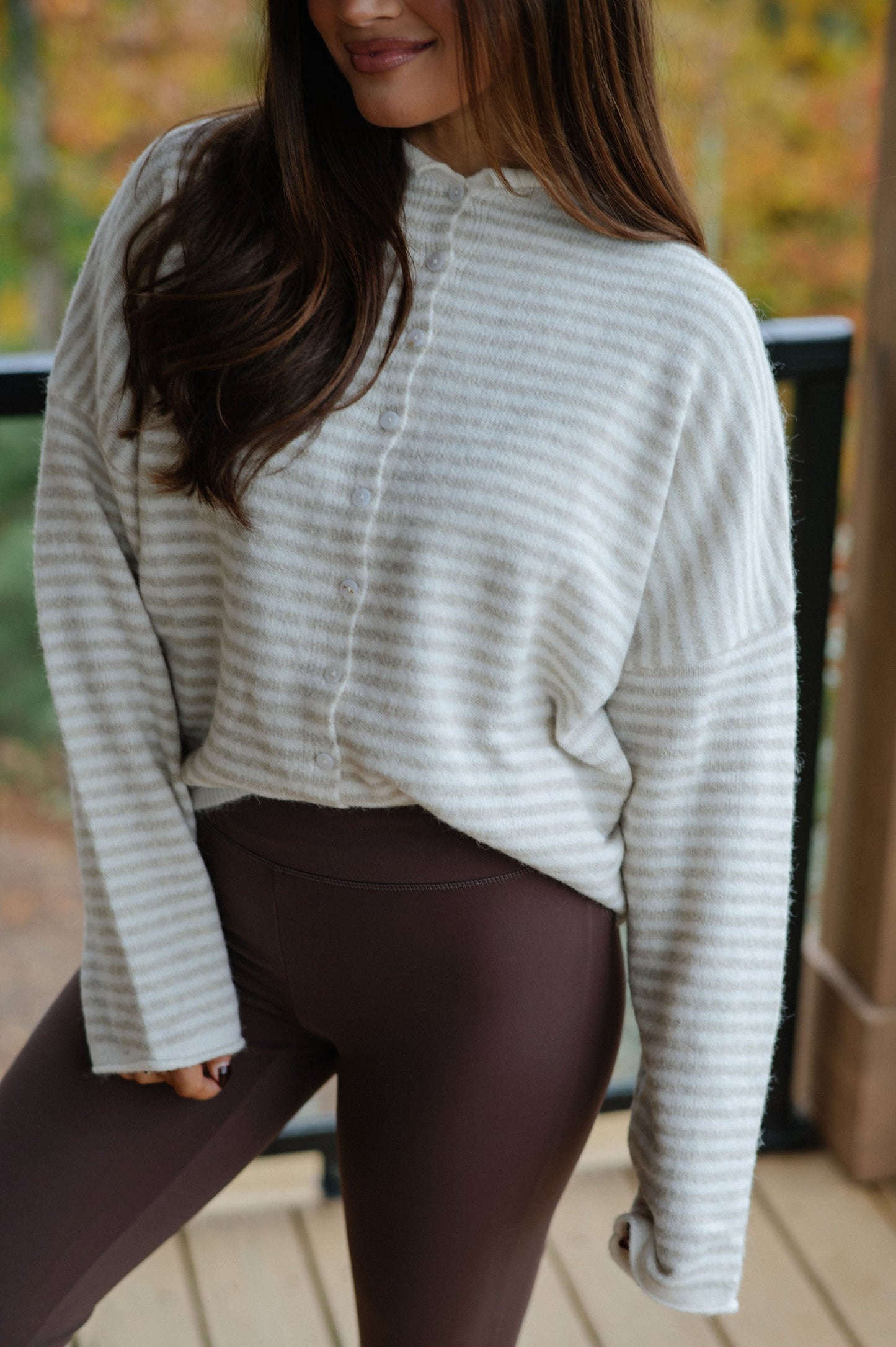 Kurzer gestreifter Cardigan – Creme