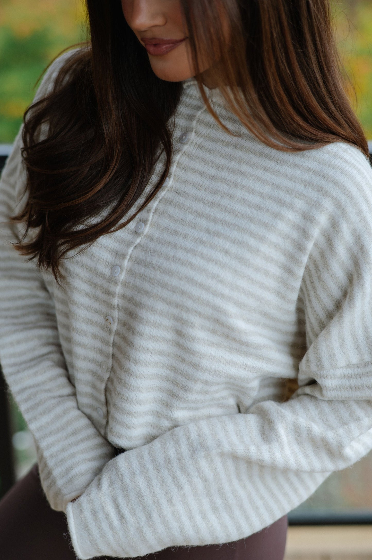 Kurzer gestreifter Cardigan – Creme