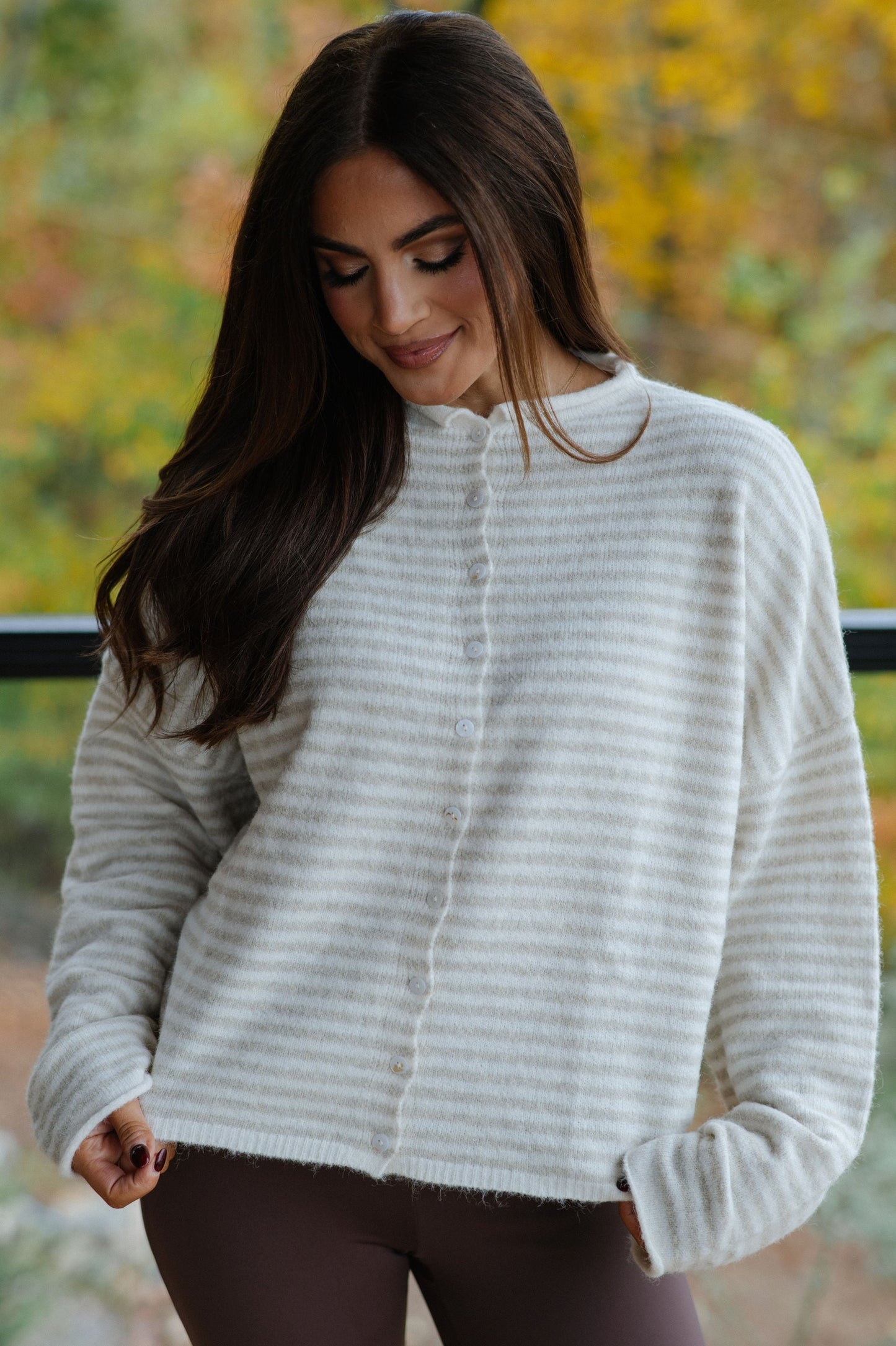 Kurzer gestreifter Cardigan – Creme