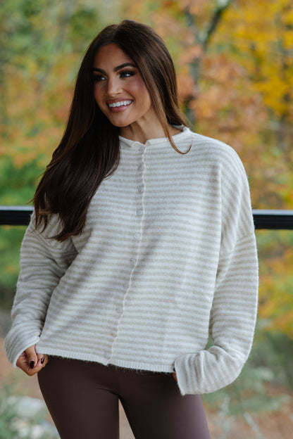 Kurzer gestreifter Cardigan – Creme